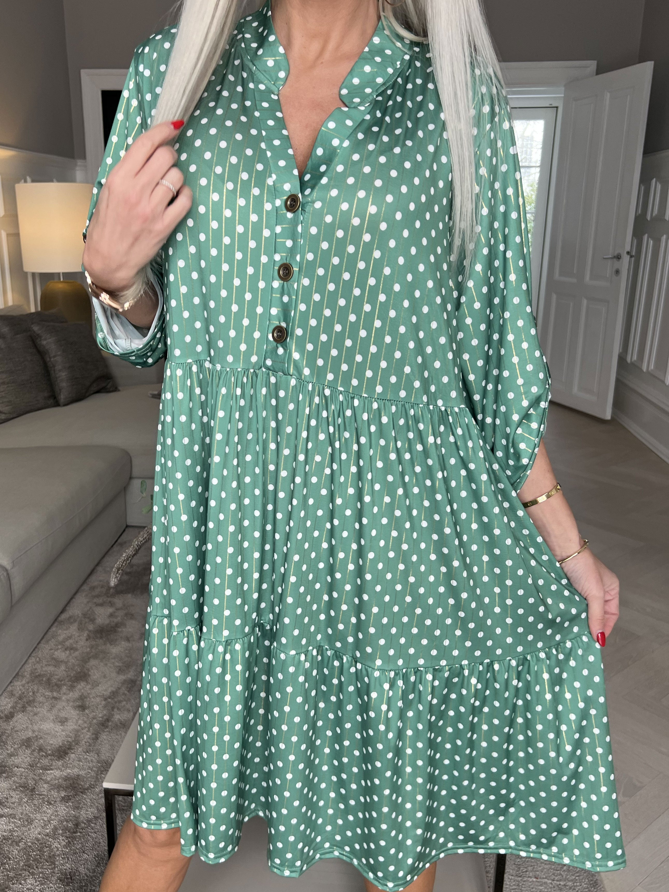 Milano Dot Midi - Kjole med prikker og lag på lag look